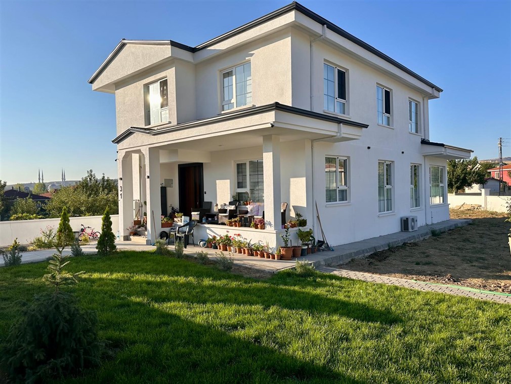 Pursaklar Sirkelide Prestijli 6+1 Villa/273 m² İskanlı / Kapalı Verandalı/Çamaşır Odalı/Yerden Isıtmalı /Toplamda 853 m² Satılık Villa