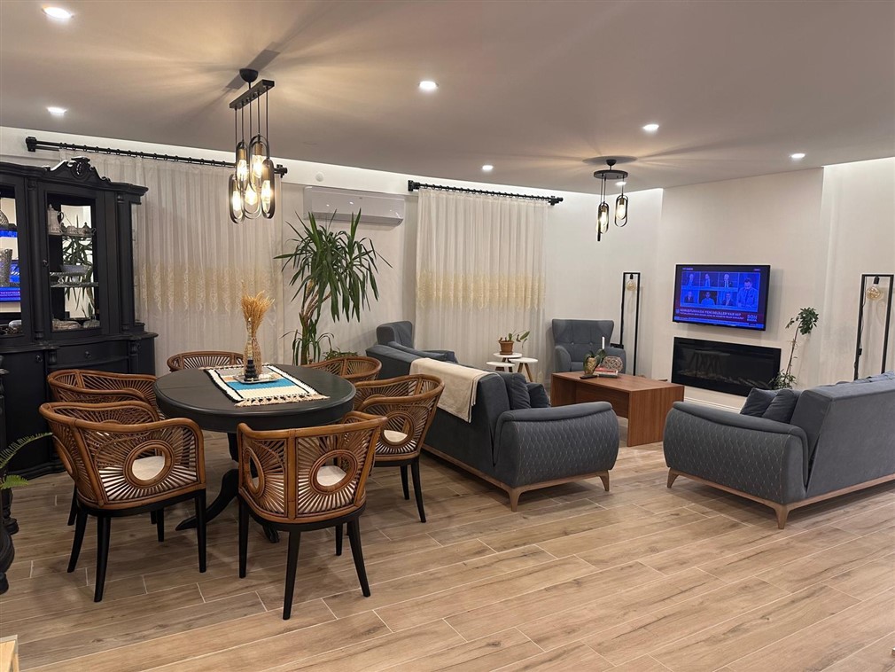 Pursaklar Sirkelide Prestijli 6+1 Villa/273 m² İskanlı / Kapalı Verandalı/Çamaşır Odalı/Yerden Isıtmalı /Toplamda 853 m² Satılık Villa