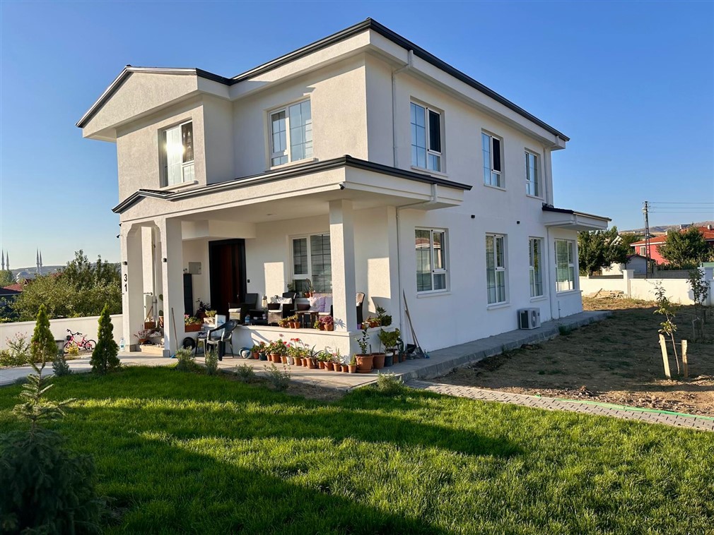 Pursaklar Sirkelide Prestijli 6+1 Villa/273 m² İskanlı / Kapalı Verandalı/Çamaşır Odalı/Yerden Isıtmalı /Toplamda 853 m² Satılık Villa