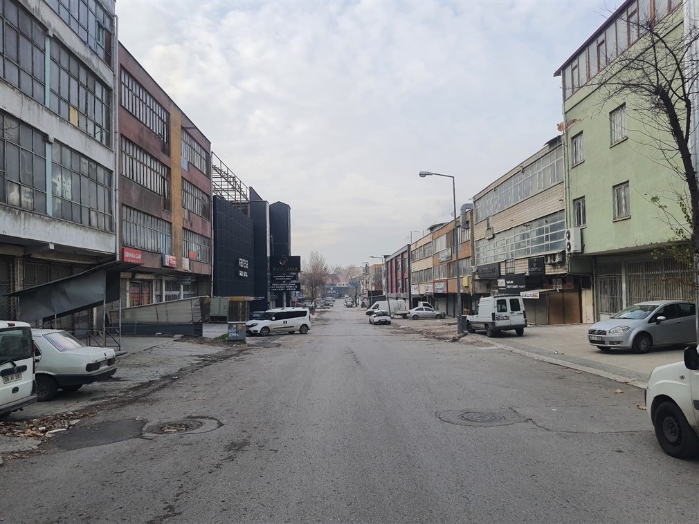 Altındağ Siteler Sarıgöl Sokak'ta Asansörlü, Yüksek Tavanlı, Çift Girişli, Yüksek kira getirili  300 m2 Satılık Dükkan