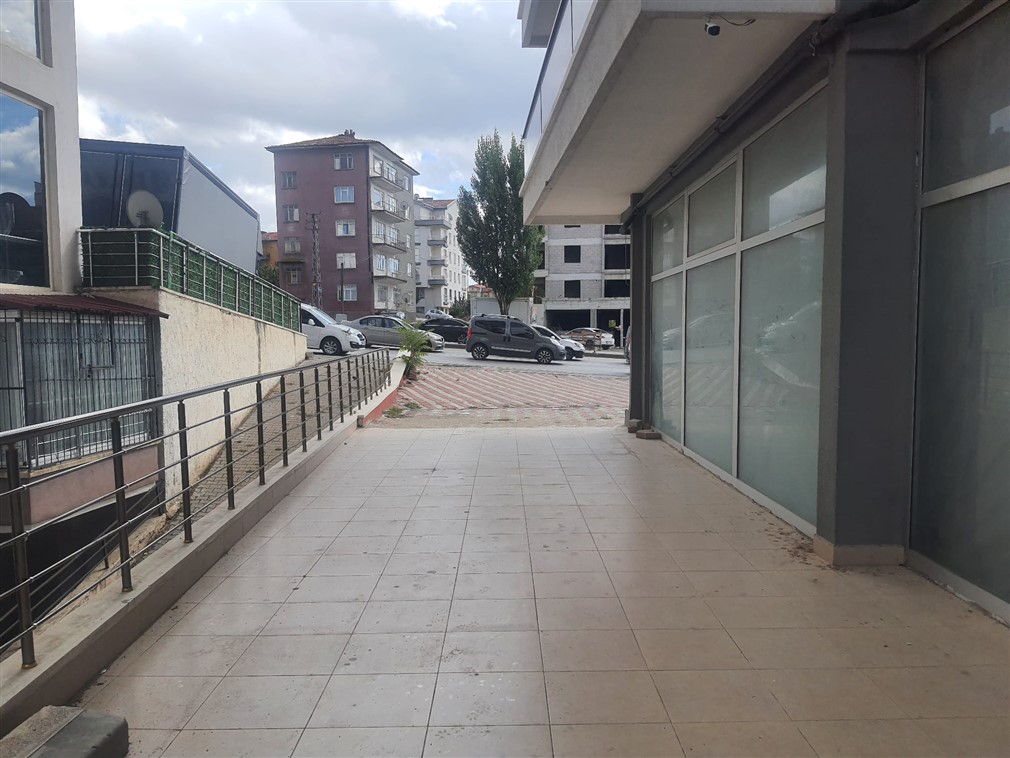 Altındağ Bostancık Caddesi'nde işlek konumda, Geniş Vitrinli 550 m² hazırda Yüksek Kira Getirili Satılık Dükkan