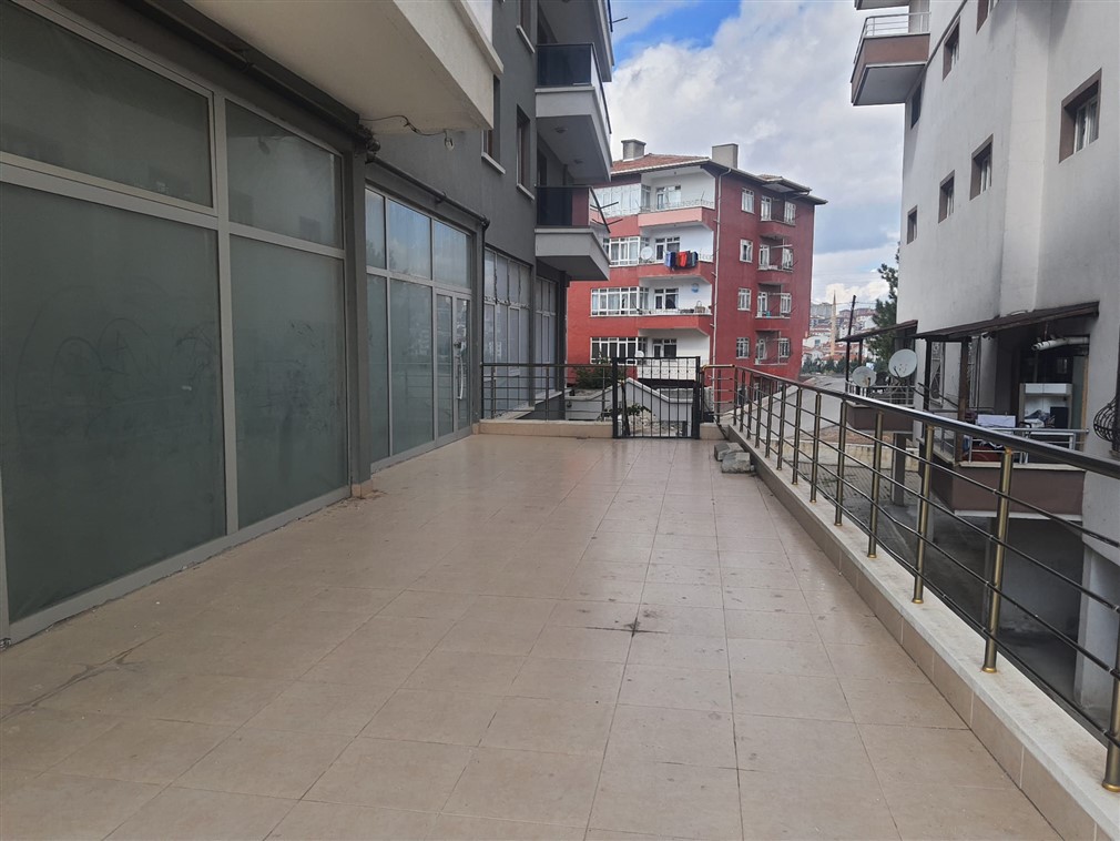 Altındağ Bostancık Caddesi'nde işlek konumda, Geniş Vitrinli 550 m² hazırda Yüksek Kira Getirili Satılık Dükkan