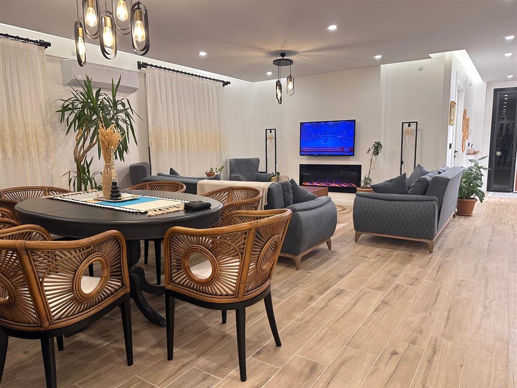 Pursaklar Sirkelide Prestijli 6+1 Villa/273 m² İskanlı / Kapalı Verandalı/Çamaşır Odalı/Yerden Isıtmalı /Toplamda 853 m² Satılık Villa