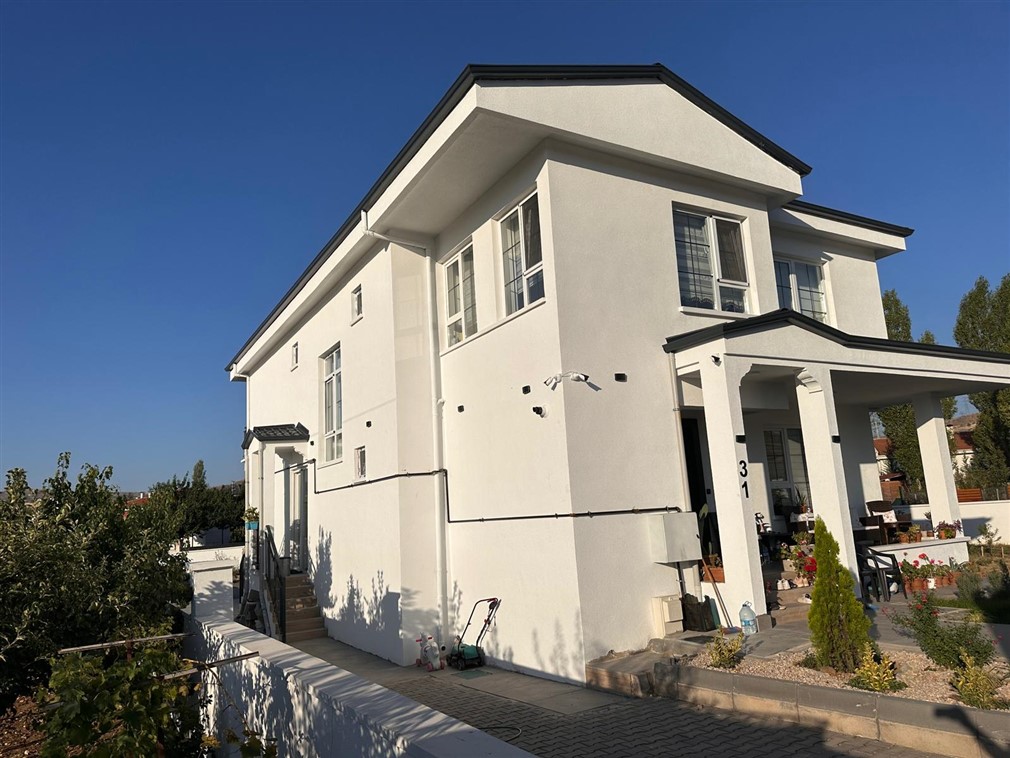 Pursaklar Sirkelide Prestijli 6+1 Villa/273 m² İskanlı / Kapalı Verandalı/Çamaşır Odalı/Yerden Isıtmalı /Toplamda 853 m² Satılık Villa