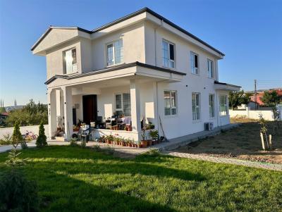 Pursaklar Sirkelide Prestijli 6+1 Villa/273 m² İskanlı / Kapalı Verandalı/Çamaşır Odalı/Yerden Isıtmalı /Toplamda 853 m² Satılık Villa