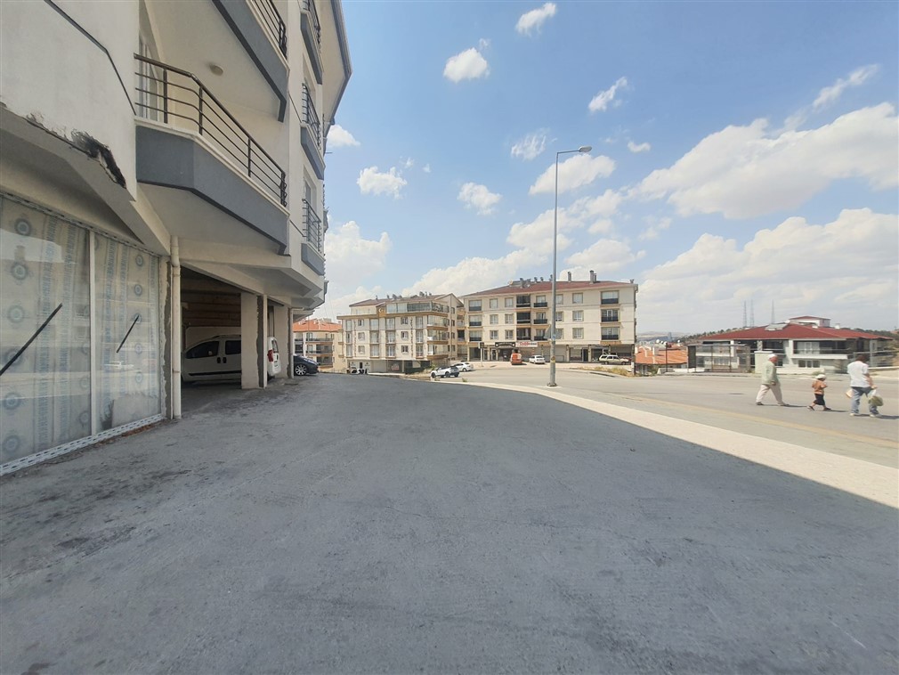 Altındağ Doğantepe Mahallesinde  Şehit Hacıosman Dugan Cad. Üzeri - Geniş Cepheli, Köşe başı  Yüksek Tavanlı Zemin kat  100 m² Kiralık Dükkan